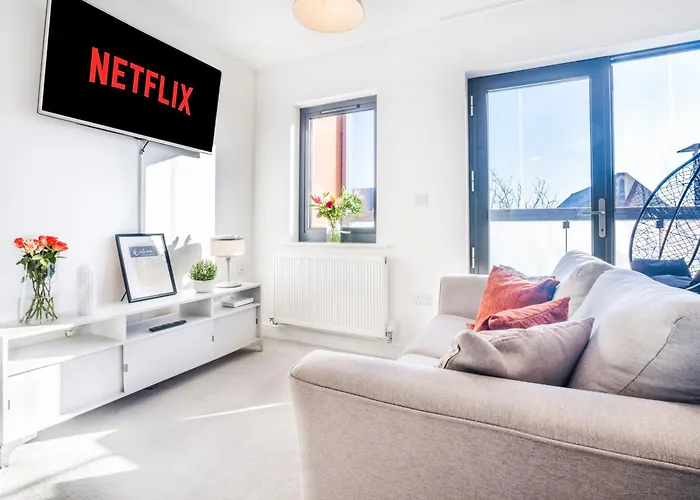 Heathrow In 15 Mins - Balcony - Dedicated Workspace