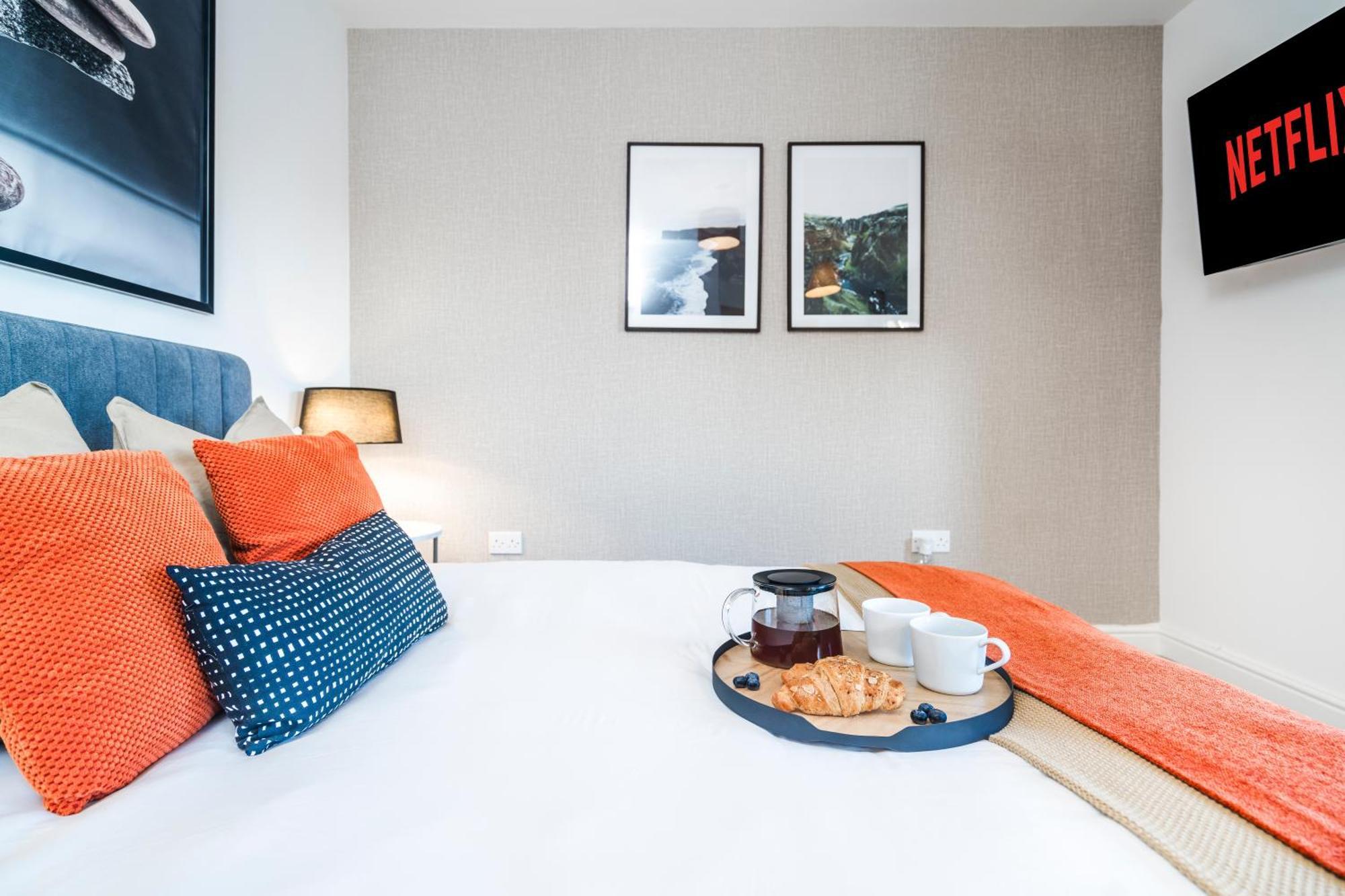 Apartment Heathrow In 15 Mins - Balcony - Dedicated Workspace *
