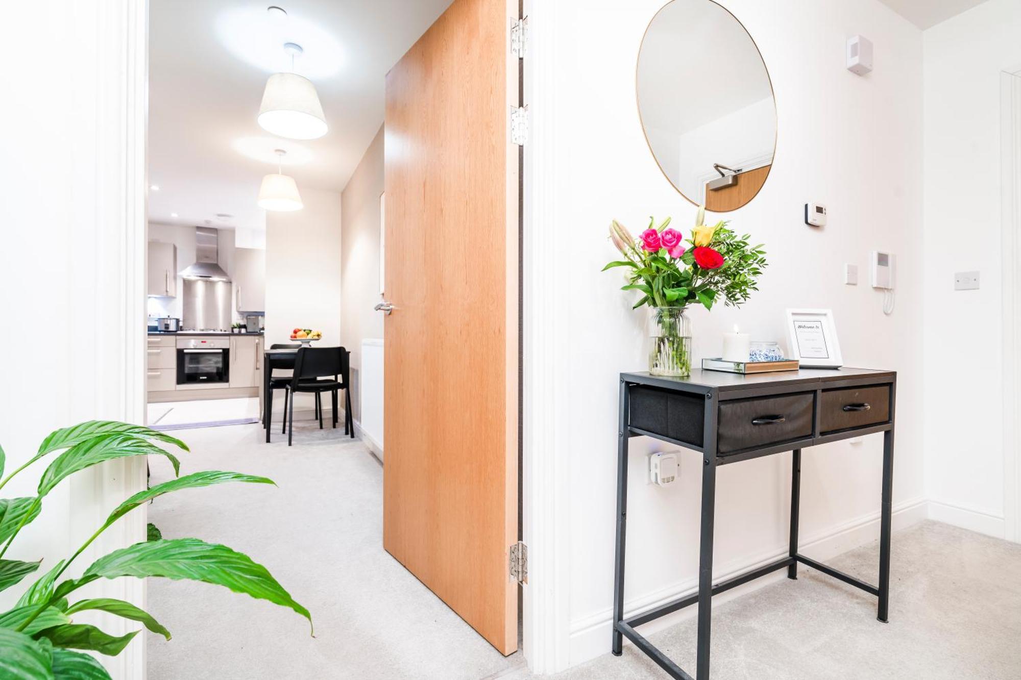 Heathrow In 15 Mins - Balcony - Dedicated Workspace Apartment Hounslow