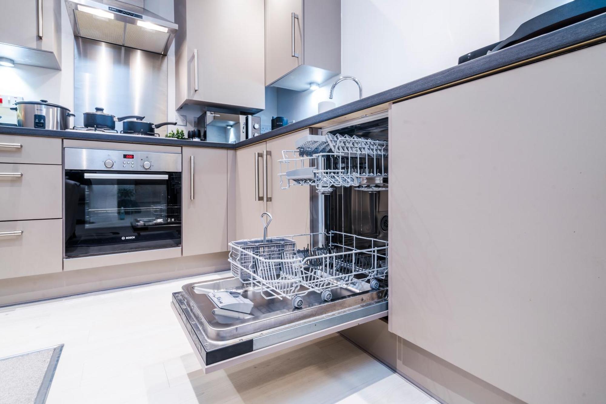 Apartment Heathrow In 15 Mins - Balcony - Dedicated Workspace *