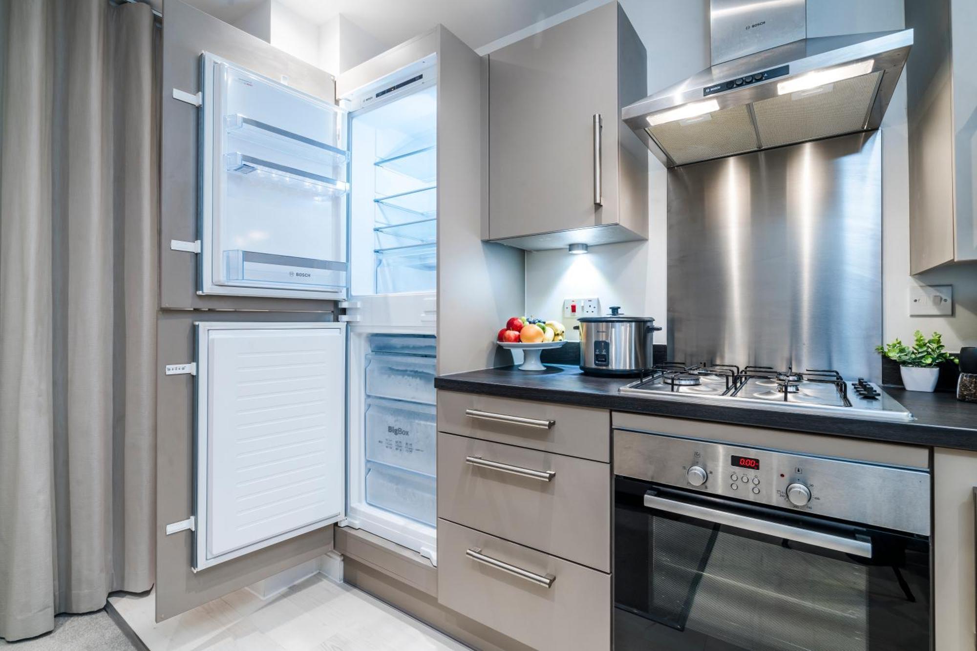 Heathrow In 15 Mins - Balcony - Dedicated Workspace Apartment Hounslow