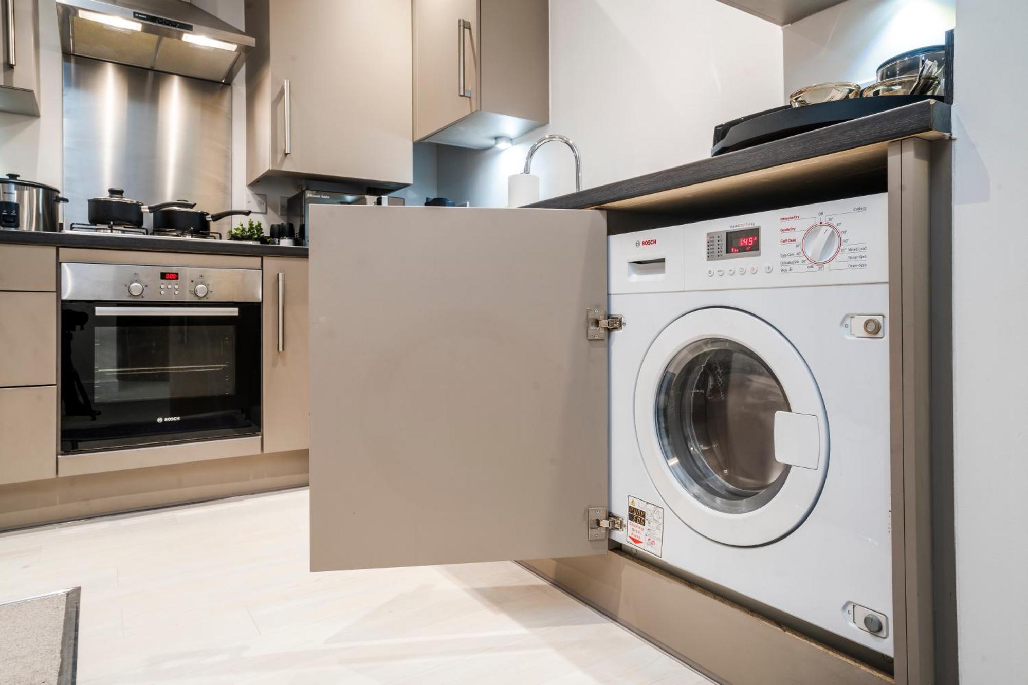 Heathrow In 15 Mins - Balcony - Dedicated Workspace Hounslow