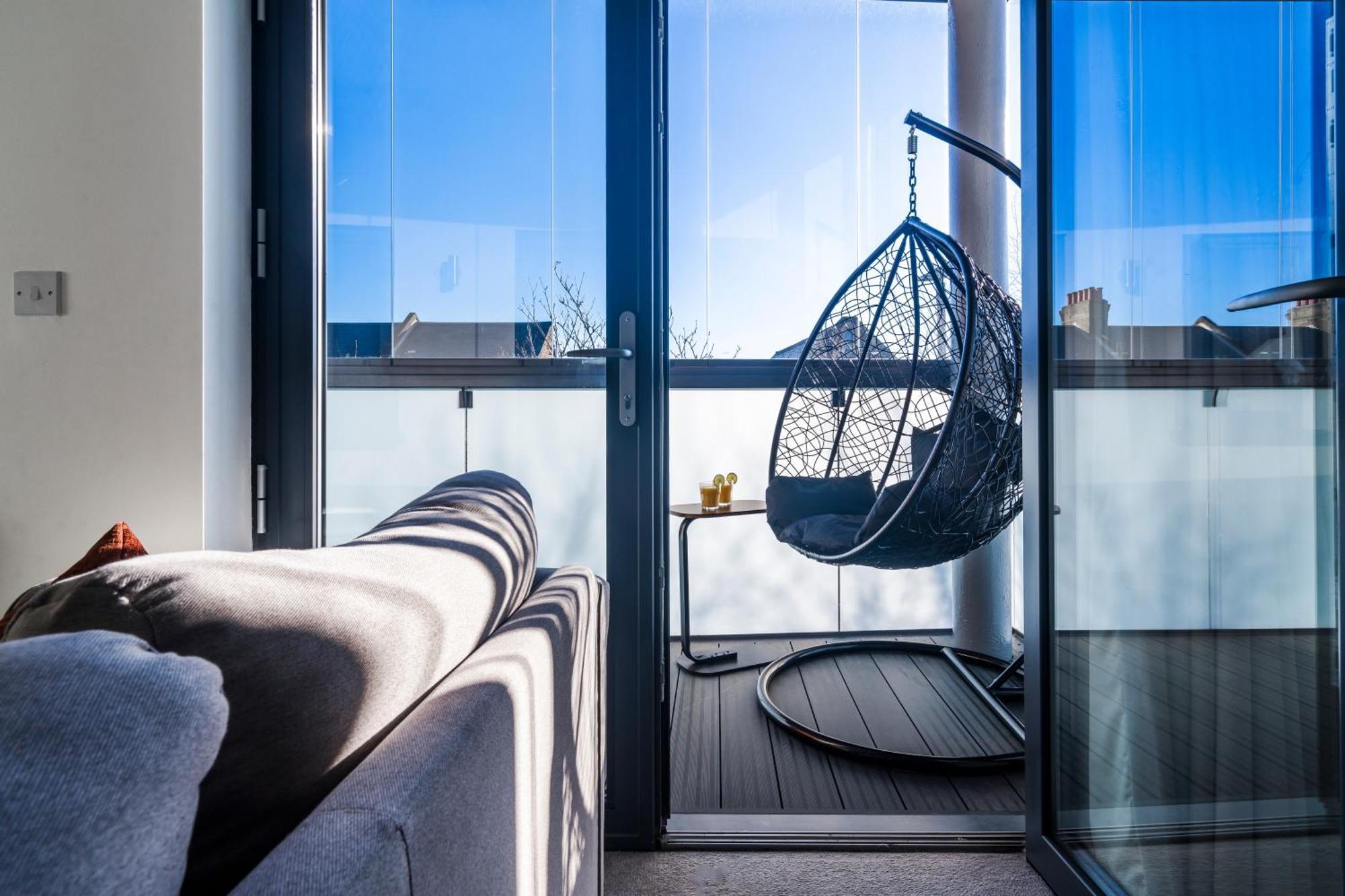 Apartment Heathrow In 15 Mins - Balcony - Dedicated Workspace *