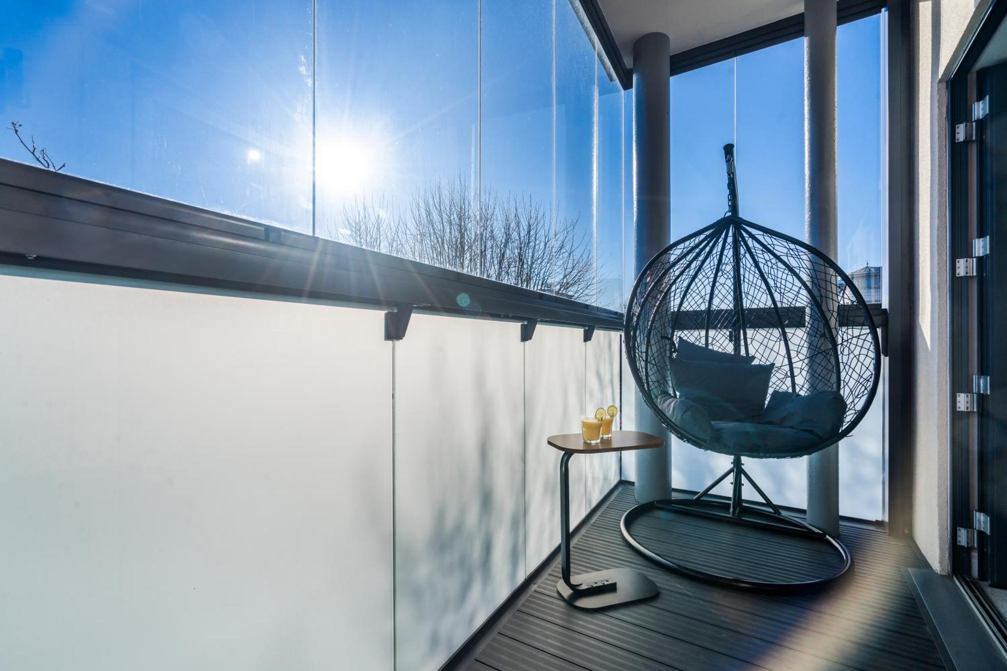 Heathrow In 15 Mins - Balcony - Dedicated Workspace *