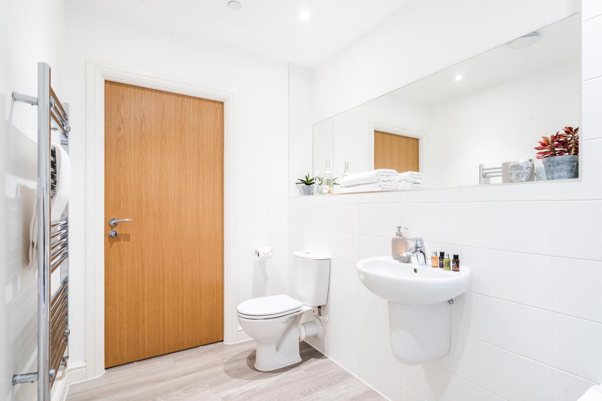 Apartment Heathrow In 15 Mins - Balcony - Dedicated Workspace *