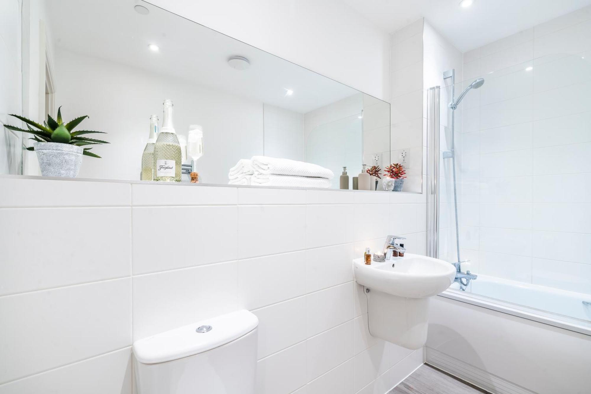 Heathrow In 15 Mins - Balcony - Dedicated Workspace * Hounslow