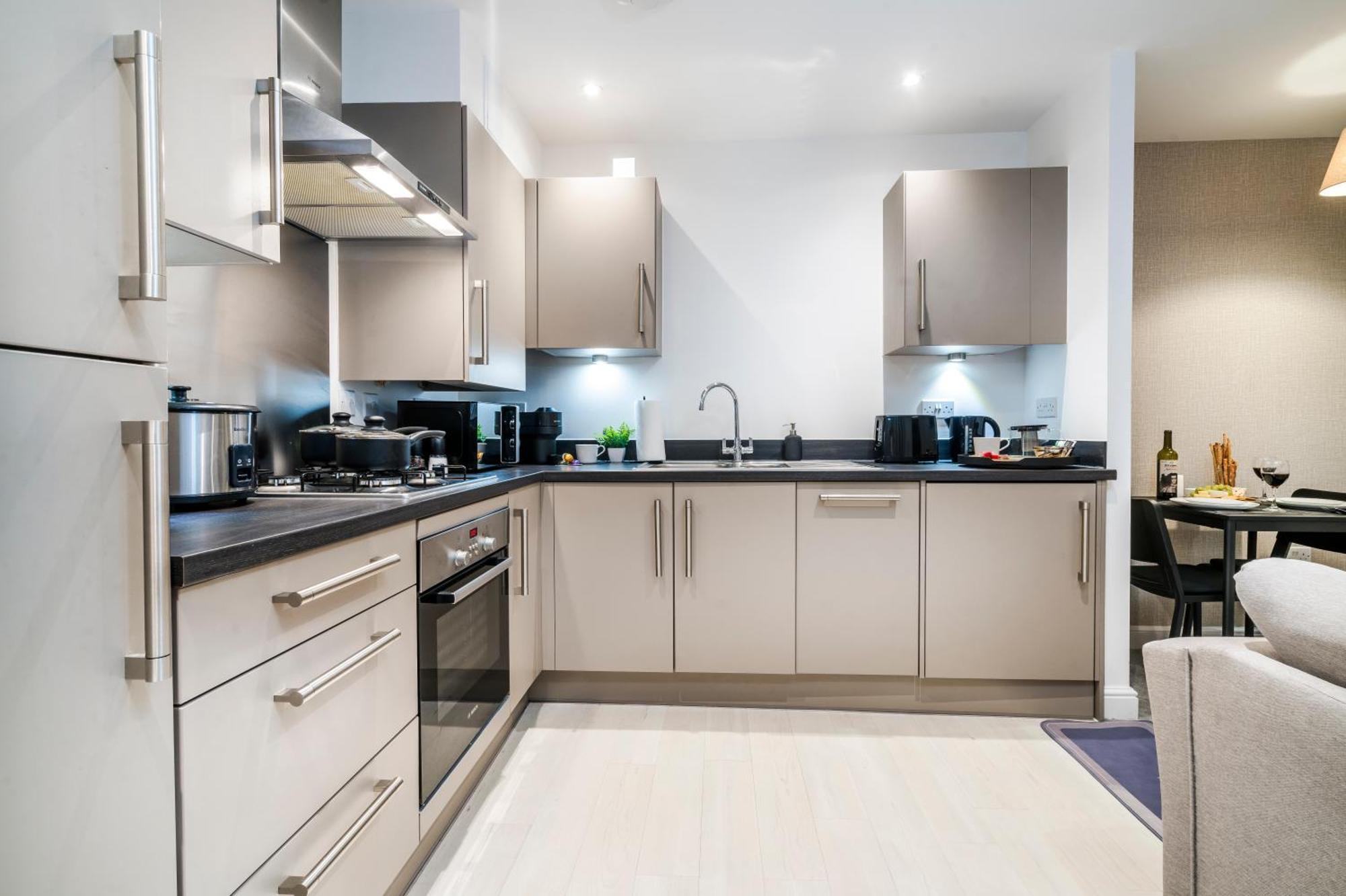 Heathrow In 15 Mins - Balcony - Dedicated Workspace * Hounslow