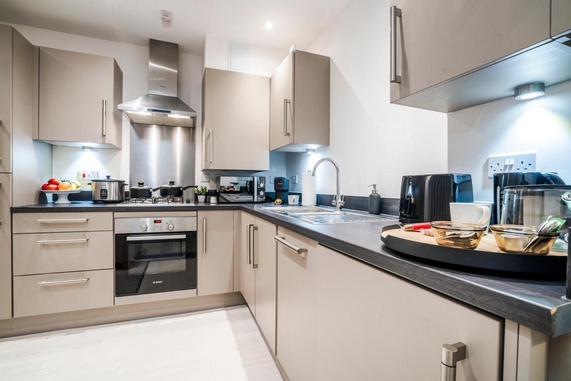 Heathrow In 15 Mins - Balcony - Dedicated Workspace Apartment Hounslow