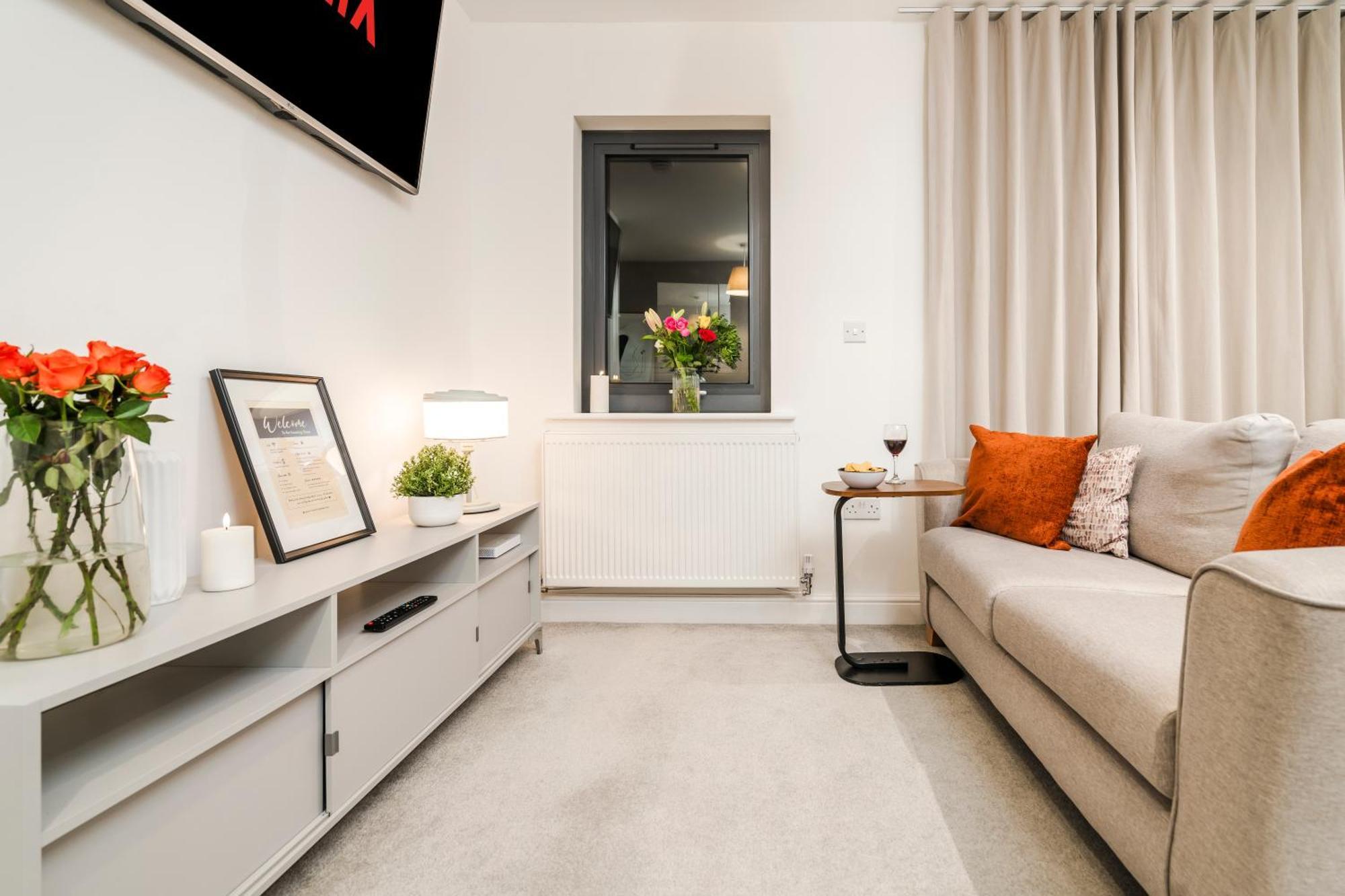Heathrow In 15 Mins - Balcony - Dedicated Workspace Hounslow