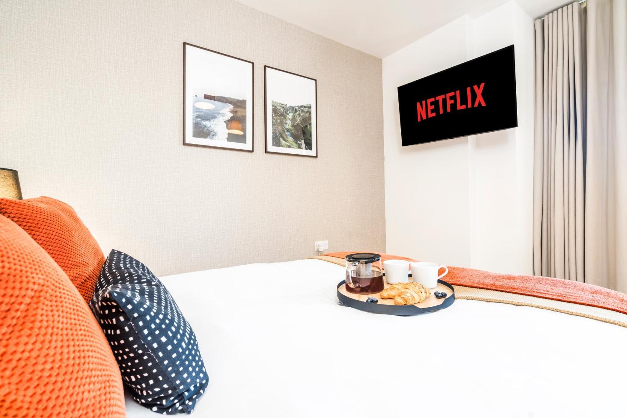 Heathrow In 15 Mins - Balcony - Dedicated Workspace * Hounslow