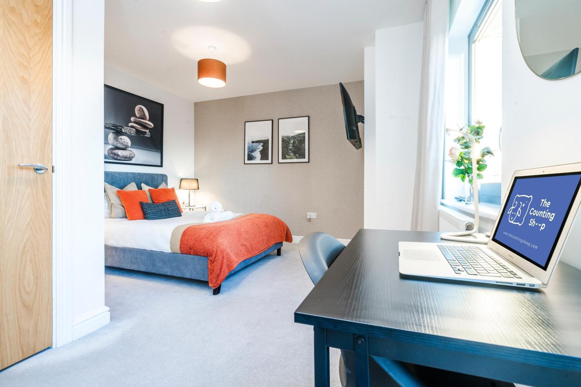 Heathrow In 15 Mins - Balcony - Dedicated Workspace Apartment Hounslow