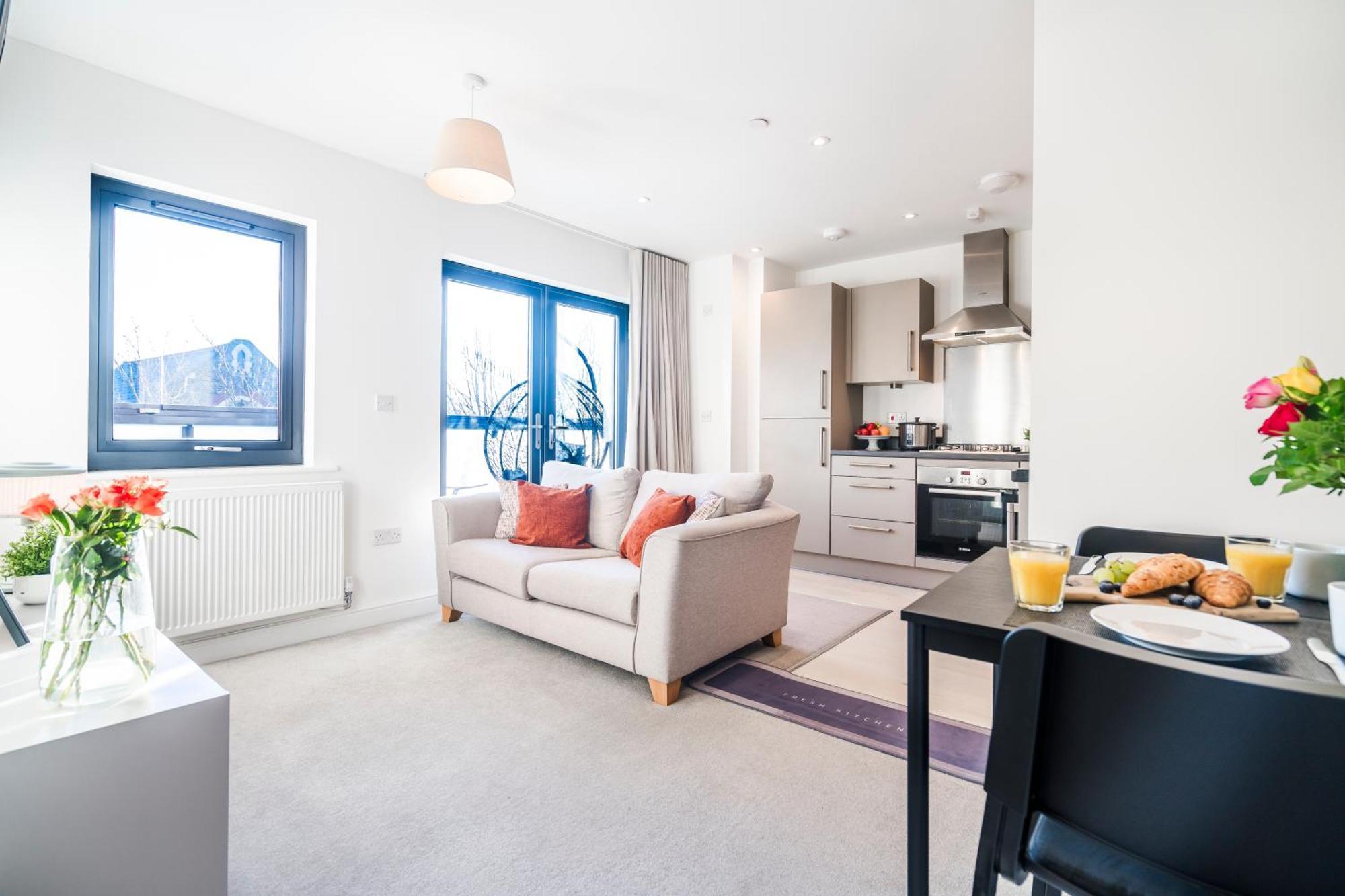 Heathrow In 15 Mins - Balcony - Dedicated Workspace * Hounslow