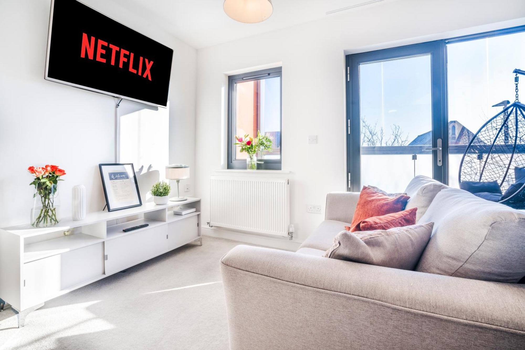 Heathrow In 15 Mins - Balcony - Dedicated Workspace Apartment *